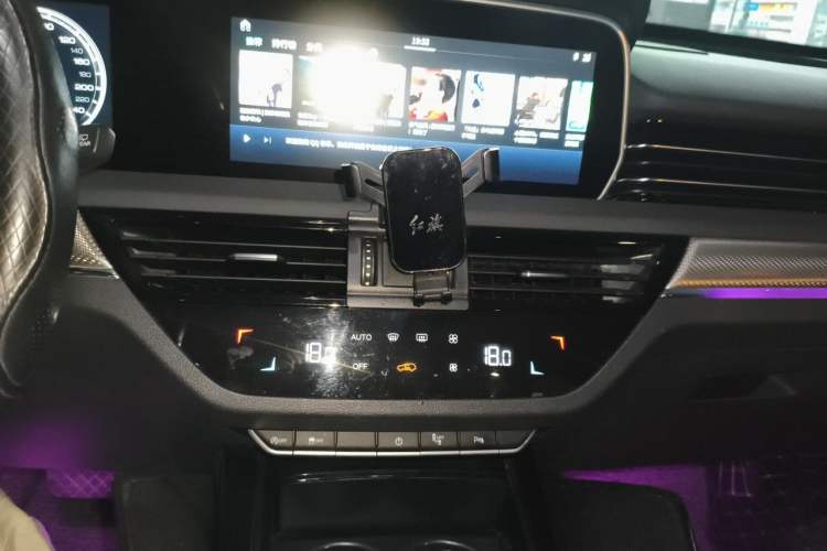 Used Hongqi HS5 2019 2.0T Smart Connect Flagship Edition Audio And AC Panel