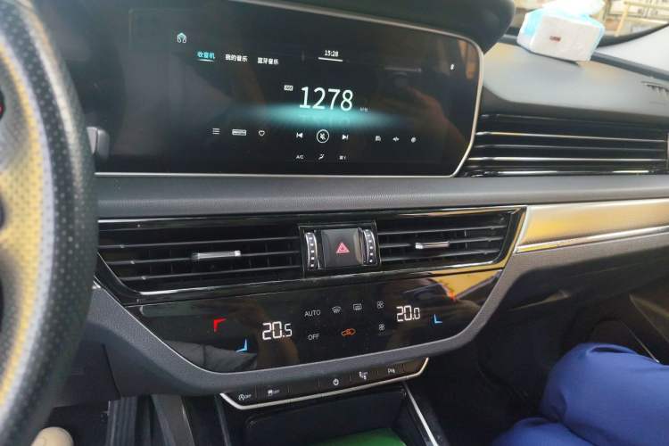 Used Hongqi HS5 2019 2.0T Smart Connect Flagship All-Wheel-Drive Version Audio And AC Panel