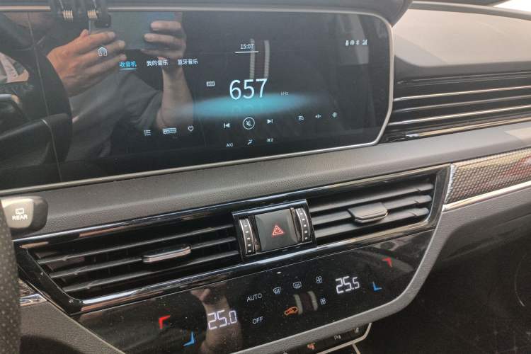 Used Hongqi HS5 2019 2.0T Smart Connect Flagship Edition Audio And AC Panel