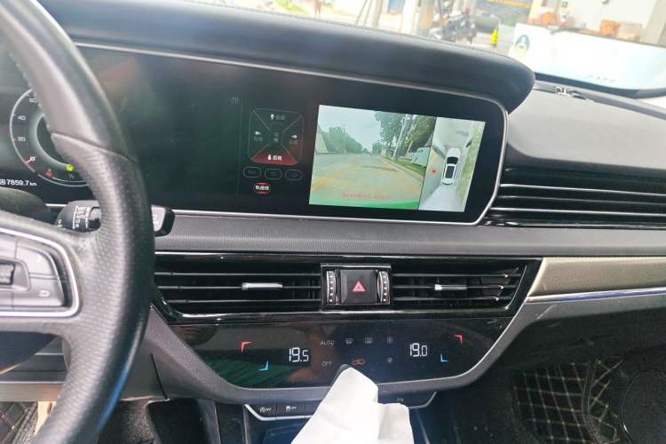 Used Hongqi HS5 2019 2.0T Smart Connect Flagship Edition Audio And AC Panel