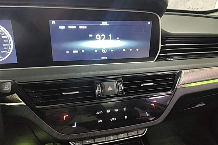 Used Hongqi HS5 2019 2.0T Smart Connect Flagship Edition Audio And AC Panel