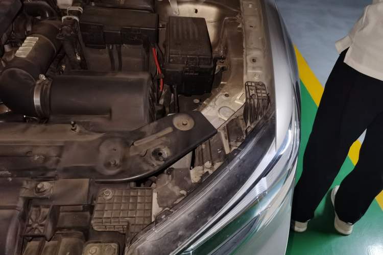 Used Hongqi HS5 2019 2.0T Smart Connect Flagship All-Wheel-Drive Version Engine Bay Left