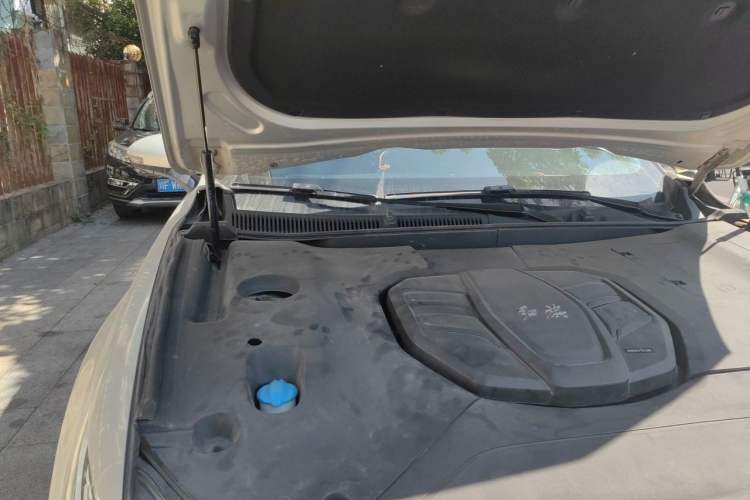 Used Hongqi HS5 2019 2.0T Smart Connect Flagship All-Wheel-Drive Version Engine Bay Right