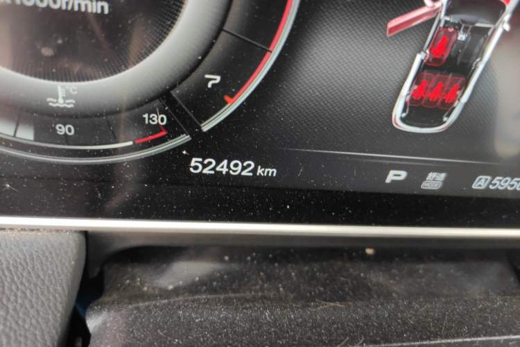 Used Hongqi HS5 2019 2.0T Smart Connect Flagship All-Wheel-Drive Version Odometer Close Up