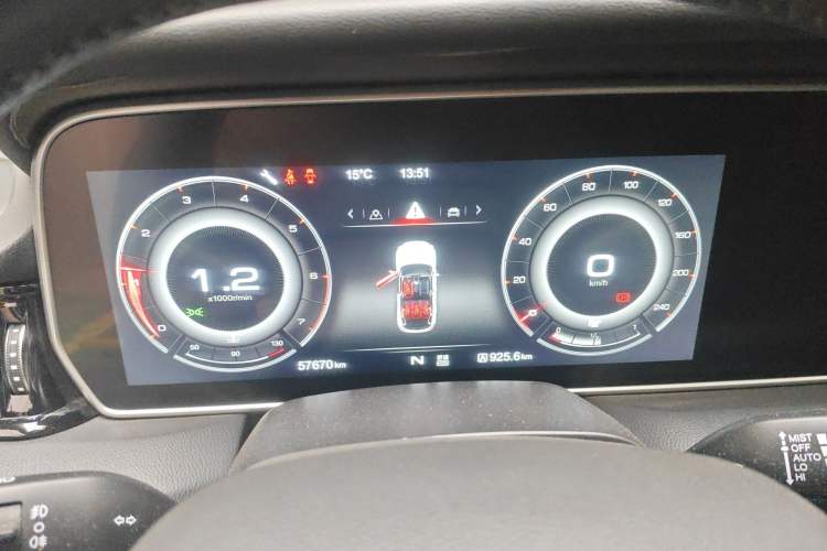 Used Hongqi HS5 2019 2.0T Smart Connect Flagship Edition Odometer Close Up