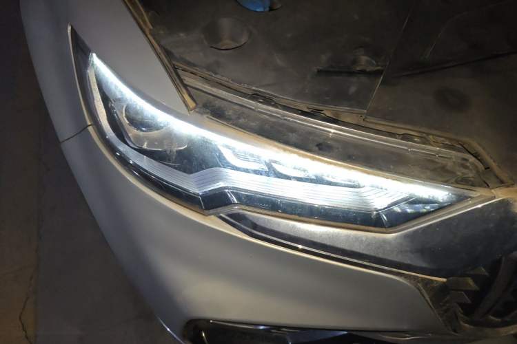 Used Hongqi HS5 2019 2.0T Smart Connect Flagship All-Wheel-Drive Version Right Front Headlight