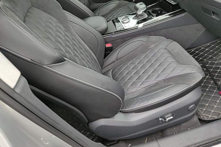 Used Hongqi HS5 2019 2.0T Smart Connect Flagship All-Wheel-Drive Version Right Front Seat