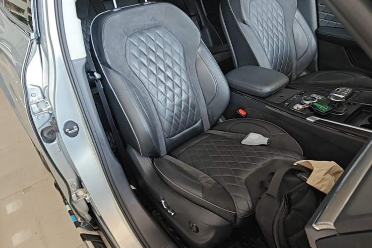 Used Hongqi HS5 2019 2.0T Smart Connect Flagship All-Wheel-Drive Version Right Front Seat