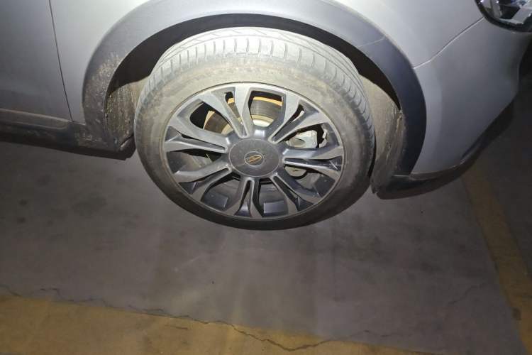 Used Hongqi HS5 2019 2.0T Smart Connect Flagship All-Wheel-Drive Version Right Front Wheel Hub