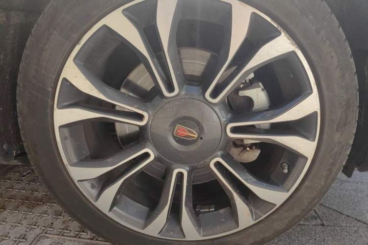 Used Hongqi HS5 2019 2.0T Smart Connect Flagship All-Wheel-Drive Version Right Front Wheel Hub