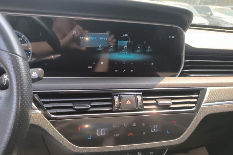 Used Hongqi HS5 2019 2.0T Smart Connect Flagship All-Wheel-Drive Version Audio And AC Panel