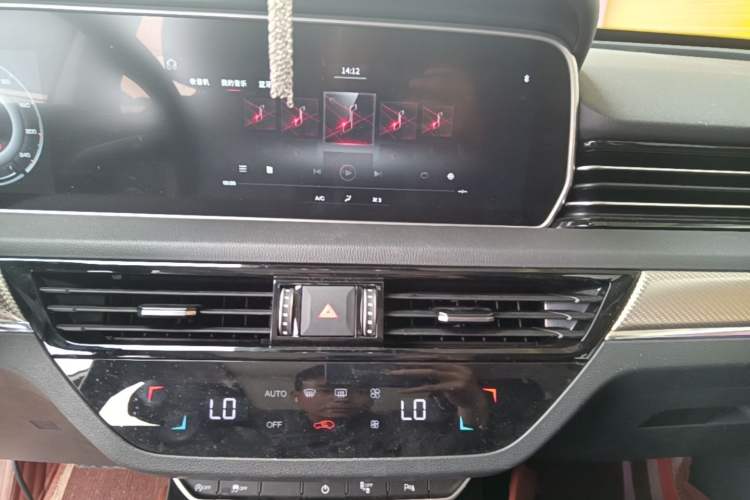 Used Hongqi HS5 2019 2.0T Smart Connect Flagship All-Wheel-Drive Version Audio And AC Panel