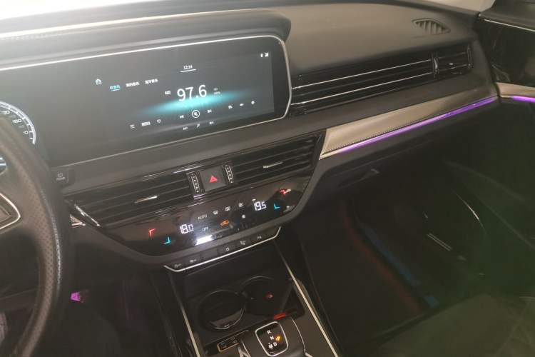Used Hongqi HS5 2019 2.0T Smart Connect Flagship All-Wheel-Drive Version Audio And AC Panel