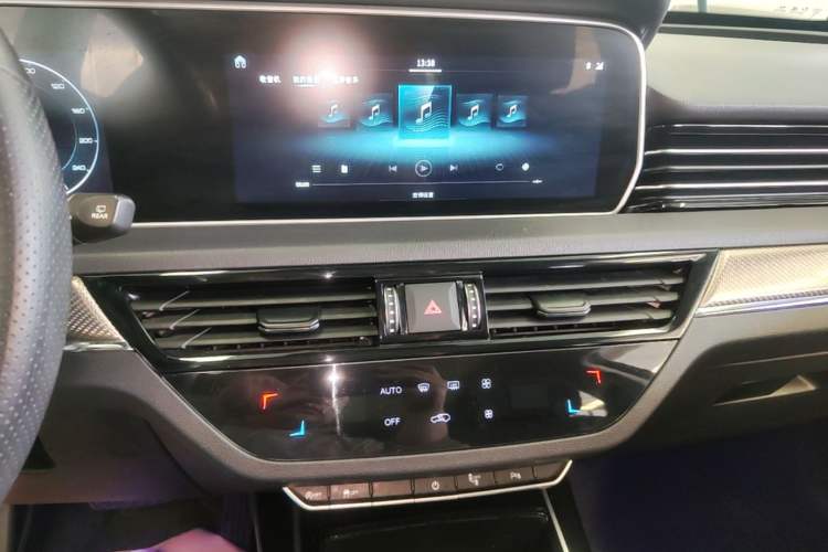 Used Hongqi HS5 2019 2.0T Smart Connect Flagship Edition Audio And AC Panel