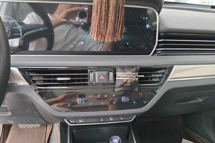 Used Hongqi HS5 2019 2.0T Smart Connect Flagship All-Wheel-Drive Version Audio And AC Panel