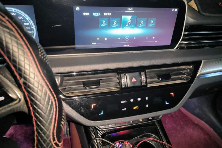 Used Hongqi HS5 2019 2.0T Smart Connect Flagship Edition Audio And AC Panel