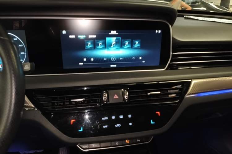 Used Hongqi HS5 2019 2.0T Smart Connect Flagship Edition Audio And AC Panel