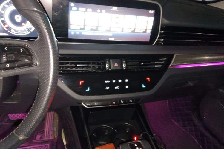 Used Hongqi HS5 2019 2.0T Smart Connect Flagship Edition Audio And AC Panel
