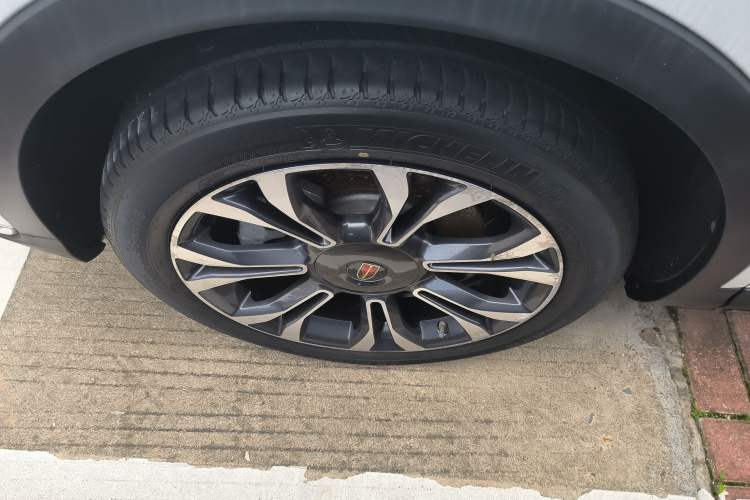 Used Hongqi HS5 2019 2.0T Smart Connect Flagship All-Wheel-Drive Version Left Front Wheel Hub