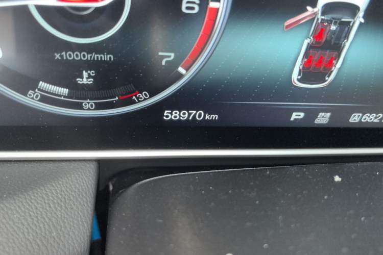 Used Hongqi HS5 2019 2.0T Smart Connect Flagship All-Wheel-Drive Version Odometer Close Up