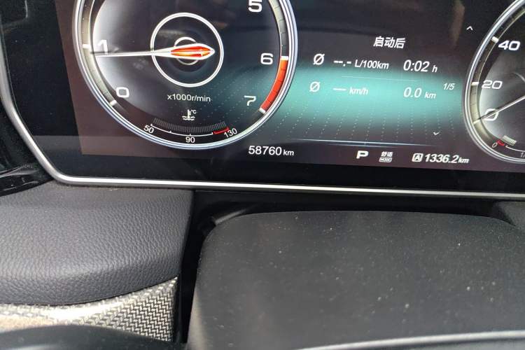 Used Hongqi HS5 2019 2.0T Smart Connect Flagship Edition Odometer Close Up