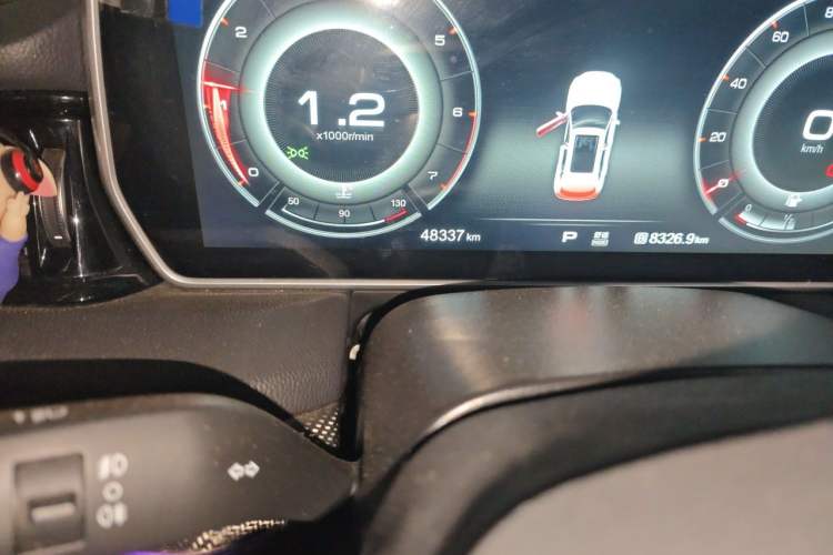 Used Hongqi HS5 2019 2.0T Smart Connect Flagship All-Wheel-Drive Version Odometer Close Up