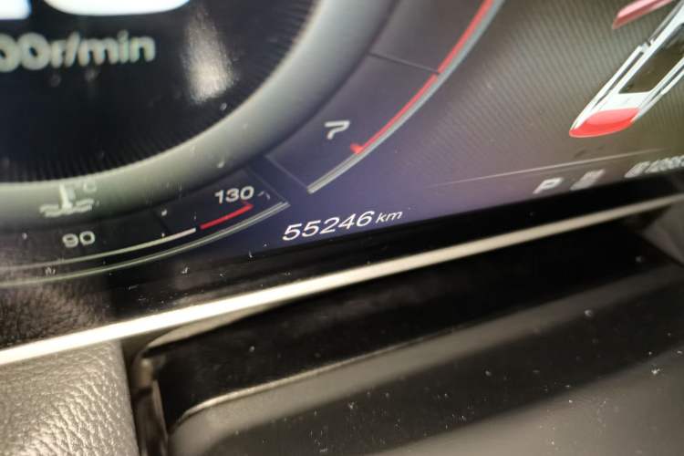 Used Hongqi HS5 2019 2.0T Smart Connect Flagship Edition Odometer Close Up