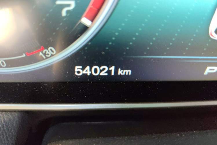 Used Hongqi HS5 2019 2.0T Smart Connect Flagship Edition Odometer Close Up