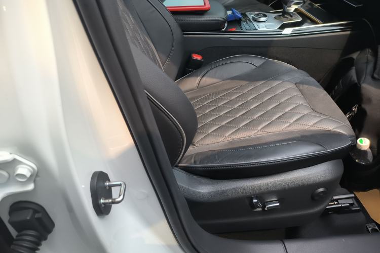 Used Hongqi HS5 2019 2.0T Smart Connect Flagship All-Wheel-Drive Version Right Front Seat