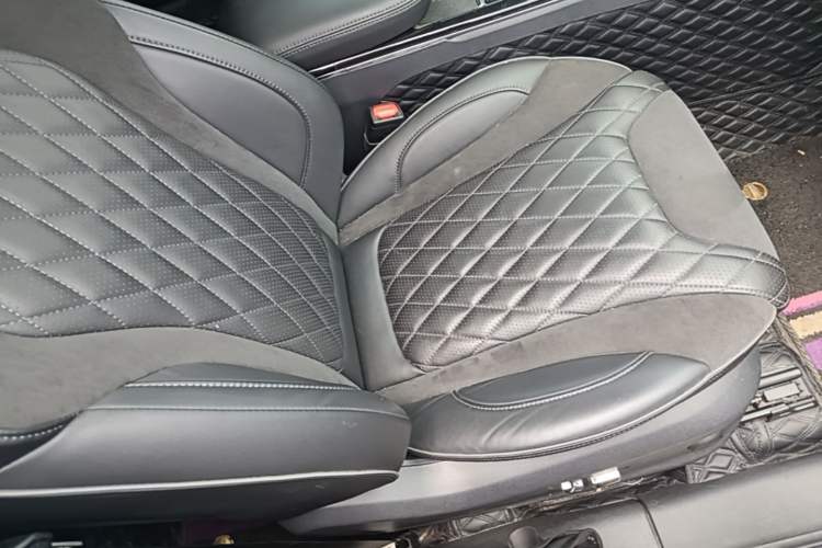 Used Hongqi HS5 2019 2.0T Smart Connect Flagship All-Wheel-Drive Version Right Front Seat