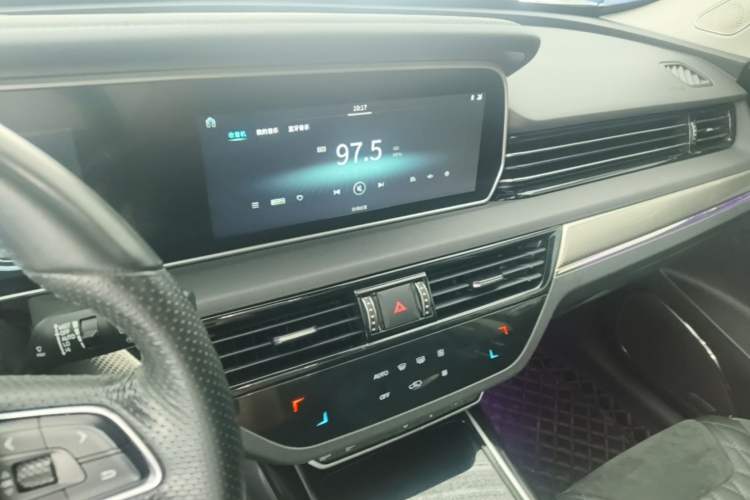 Used Hongqi HS5 2019 2.0T Smart Connect Flagship All-Wheel-Drive Version Audio And AC Panel