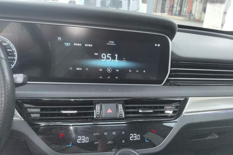 Used Hongqi HS5 2019 2.0T Smart Connect Flagship All-Wheel-Drive Version Audio And AC Panel