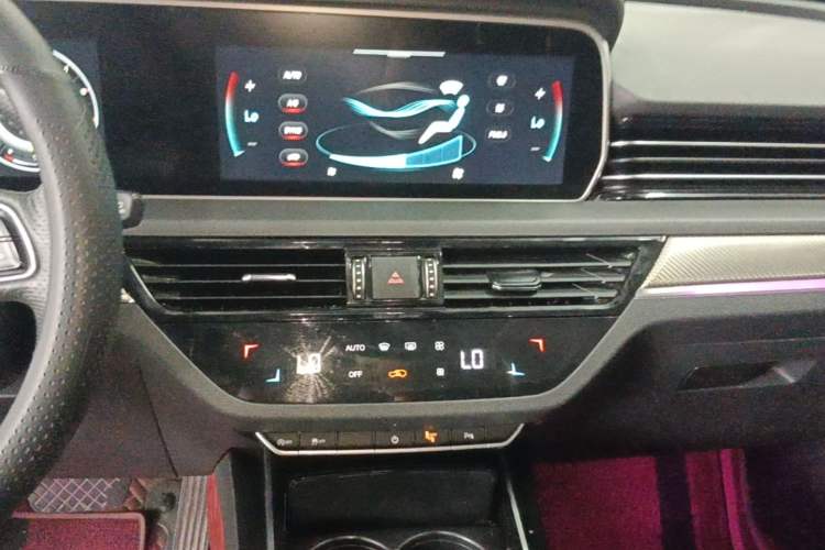 Used Hongqi HS5 2019 2.0T Smart Connect Flagship All-Wheel-Drive Version Audio And AC Panel