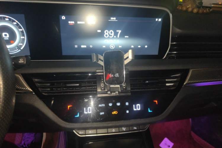 Used Hongqi HS5 2019 2.0T Smart Connect Flagship Edition Audio And AC Panel