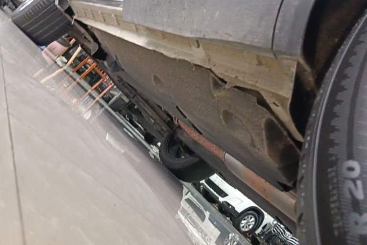 Used Hongqi HS5 2019 2.0T Smart Connect Flagship All-Wheel-Drive Version Left Side Sill