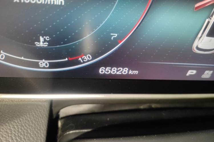 Used Hongqi HS5 2019 2.0T Smart Connect Flagship All-Wheel-Drive Version Odometer Close Up