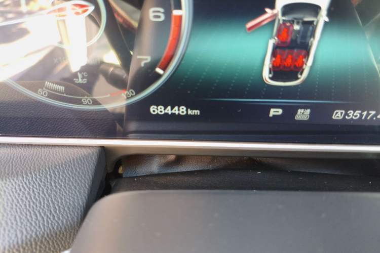 Used Hongqi HS5 2019 2.0T Smart Connect Flagship All-Wheel-Drive Version Odometer Close Up