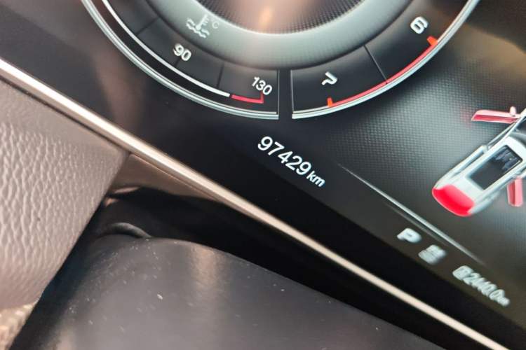 Used Hongqi HS5 2019 2.0T Smart Connect Flagship Edition Odometer Close Up