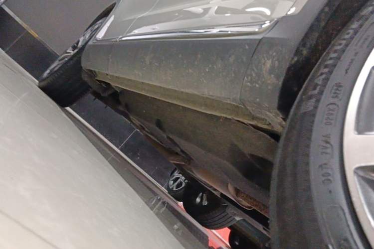 Used Hongqi HS5 2019 2.0T Smart Connect Flagship All-Wheel-Drive Version Right Side Sill