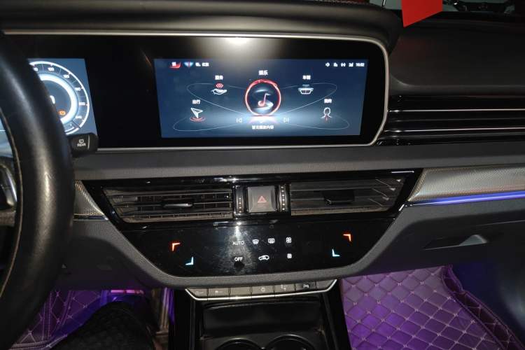 Used Hongqi HS5 2022 Facelifted Version 2.0T Smart Connect Flagship All-Wheel-Drive Edition Audio And AC Panel