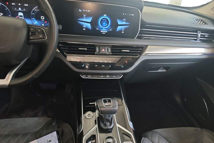Used Hongqi HS5 2022 Facelifted Version 2.0T Smart Connect Flagship All-Wheel-Drive Edition Audio And AC Panel