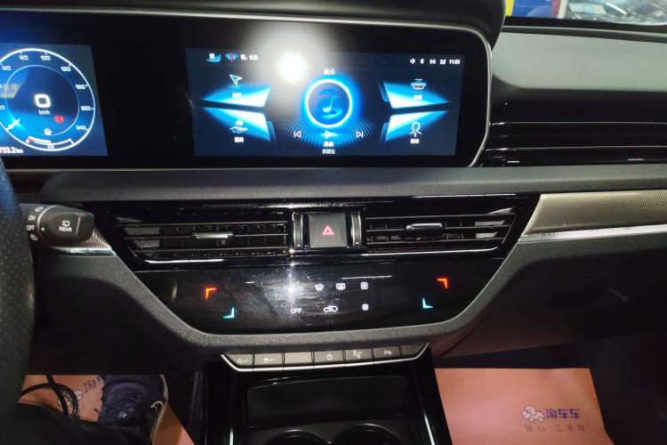 Used Hongqi HS5 2022 Revised Version 2.0T Smart Connect Flagship Edition Audio And AC Panel