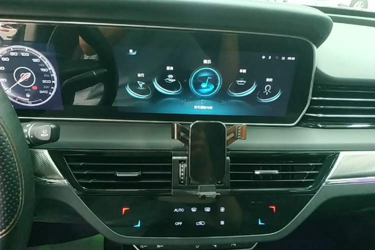 Used Hongqi HS5 2022 2.0T Smart Connect Flagship Edition Audio And AC Panel