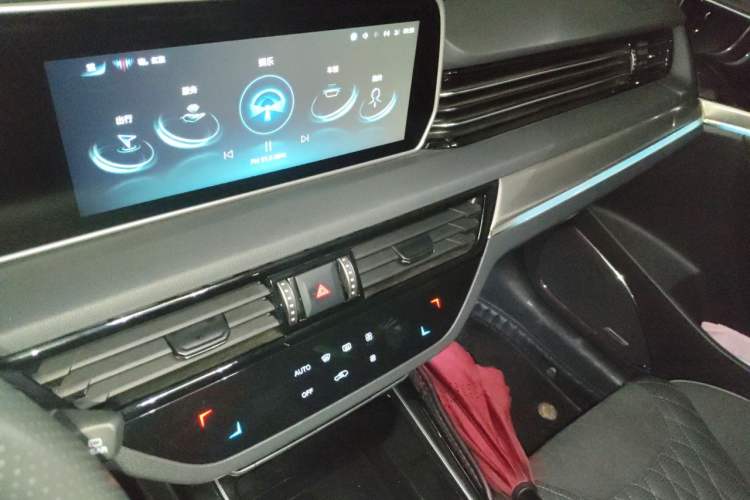 Used Hongqi HS5 2022 Facelifted Version 2.0T Smart Connect Flagship All-Wheel-Drive Edition Audio And AC Panel