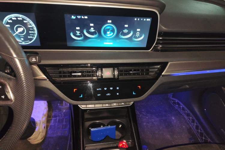 Used Hongqi HS5 2022 Revised Version 2.0T Smart Connect Flagship Edition Audio And AC Panel