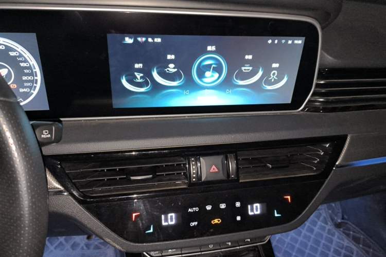 Used Hongqi HS5 2022 Revised Version 2.0T Smart Connect Flagship Edition Audio And AC Panel