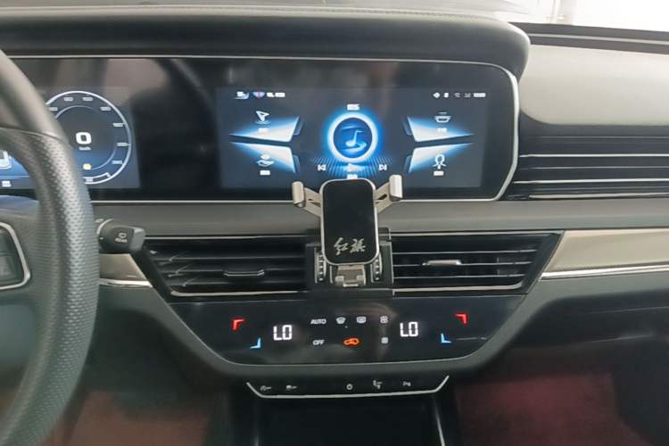Used Hongqi HS5 2022 Revised Version 2.0T Smart Connect Flagship Edition Audio And AC Panel