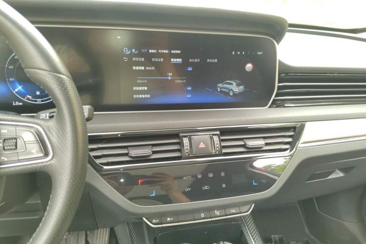 Used Hongqi HS5 2022 Facelifted Version 2.0T Smart Connect Flagship All-Wheel-Drive Edition Audio And AC Panel