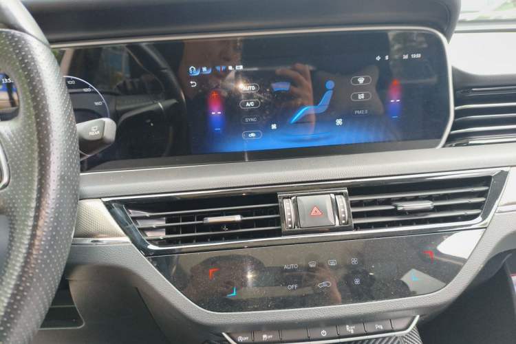 Used Hongqi HS5 2022 2.0T Smart Connect Flagship Edition Audio And AC Panel