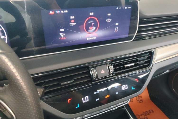 Used Hongqi HS5 2022 Revised Version 2.0T Smart Connect Flagship Edition Audio And AC Panel